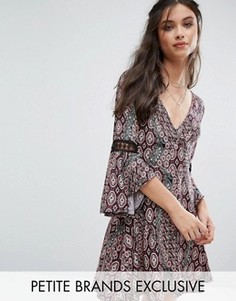 Короткое приталенное платье с принтом и вставками кроше на рукавах Sisters Of The Tribe - Мульти