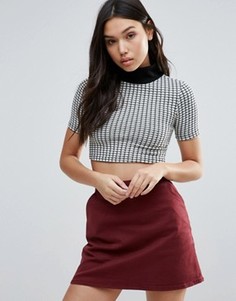 Трикотажный кроп-топ с высоким воротом Glamorous - Черный