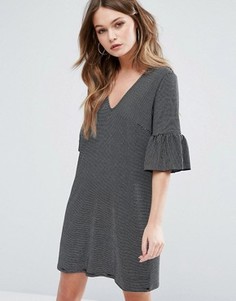Свободное платье в полоску с оборками на рукавах New Look - Серый
