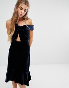 Бархатное платье с открытыми плечами и оборкой Foxiedox Margaux - Темно-синий