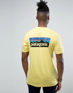Желтая футболка классического кроя с логотипом на спине Patagonia P-6 - Желтый
