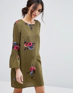 Цельнокройное платье с цветочным принтом и баской на рукавах Vero Moda - Зеленый