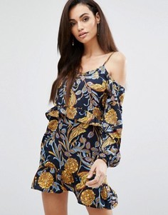 Платье с открытыми плечами, оборками и принтом PrettyLittleThing - Мульти