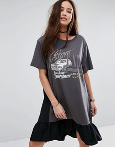 Платье-футболка с принтом логотипа и оборкой Pull&amp;Bear - Черный Pull&Bear