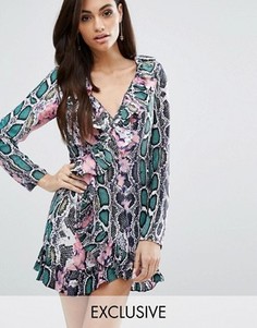 Цельнокройное платье с оборками и змеиным принтом PrettyLittleThing - Черный