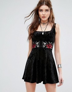 Платье с цветочной вышивкой на широком поясе Missguided - Черный