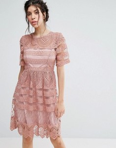 Короткое приталенное кружевное двухслойное платье Love Triangle - Розовый