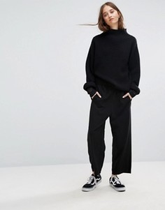 Укороченные широкие брюки Weekday - Черный
