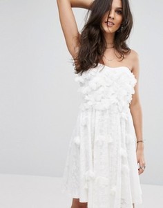 Платье без бретелек с цветочной отделкой Glamorous - Белый