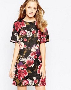 Темное цельнокройное платье с цветочным принтом Girls on Film - Мульти