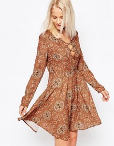 Короткое приталенное платье с длинными рукавами Glamorous - Коричневый