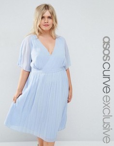 Платье миди с кейпом, запахом и плиссированной юбкой ASOS CURVE - Синий