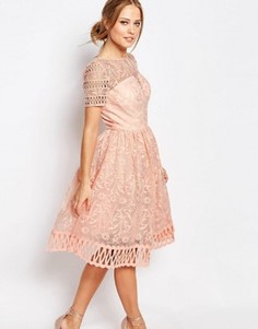 Кружевное платье с короткими рукавами Chi Chi London Premium - Розовый