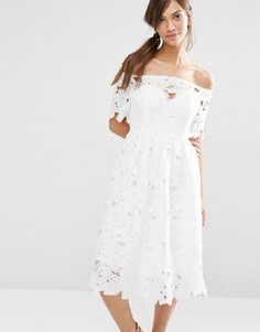 Короткое приталенное платье из кружева с широким вырезом Boohoo - Кремовый