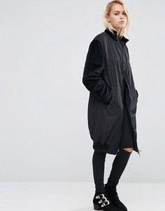Длинное пальто с контрастными бархатными рукавами ASOS - Черный