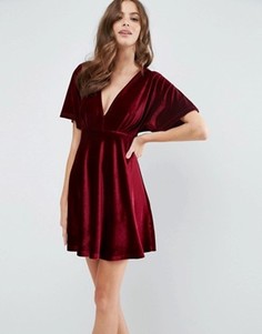 Короткое приталенное платье-кимоно из бархата с декольте ASOS - Красный