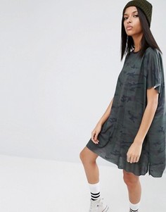 Свободное платье-футболка с камуфляжным принтом ASOS - Мульти