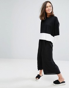 Укороченные брюки плиссе с широкими штанинами Monki - Черный