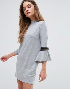 Цельнокройное платье с расклешенными рукавами Boohoo - Серый