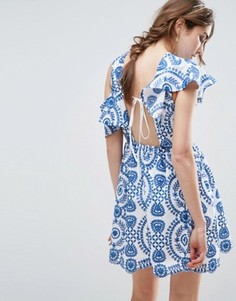 Короткое приталенное платье без рукавов с вышивкой, рюшами и открытой спиной ASOS PREMIUM - Мульти