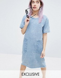 Платье с эффектом кислотной стирки и бахромой по краю Monki - Синий