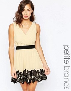 Платье для выпускного с запахом и кружевной вставкой Little Mistress Petite - Кремовый