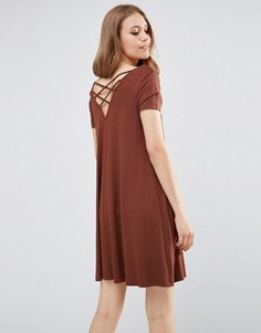Свободное платье с лямками сзади ASOS - Коричневый