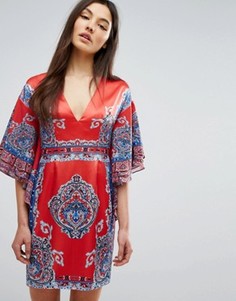 Платье-кимоно с глубоким вырезом спереди и принтом Comino Couture - Красный