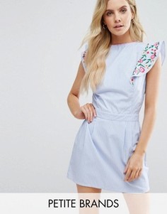 Короткое приталенное платье с вышивкой на оборках Boohoo Petite - Синий