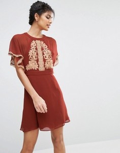 Короткое приталенное платье с открытой спиной и вышивкой ASOS - Красный