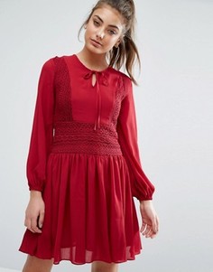 Короткое приталенное платье с кружевными вставками Boohoo - Красный