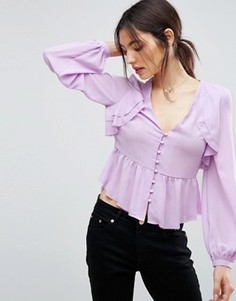 Блузка с V-образным вырезом, оборками спереди и баской ASOS - Фиолетовый