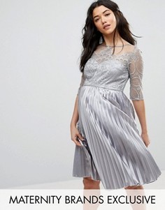 Платье с вышивкой и юбкой плиссе Chi Chi London Maternity - Серый
