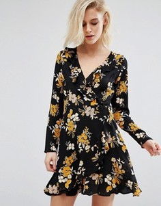Чайное платье с цветочным принтом и рюшами Boohoo - Черный