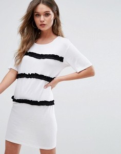 Платье-футболка с контрастными рюшами Boohoo - Белый