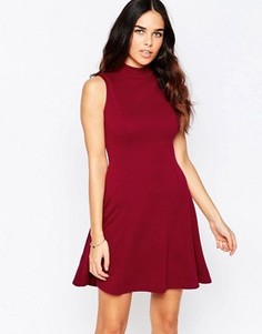 Короткое приталенное платье с высоким воротом Club L - Красный