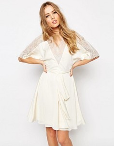 Атласное платье мини с кружевной спинкой ASOS - Белый