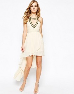 Шифоновое платье с асимметричным подолом и отделкой TFNC - Розовый