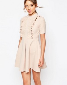 Платье мини с кружевной вставкой и оборкой ASOS - Розовый