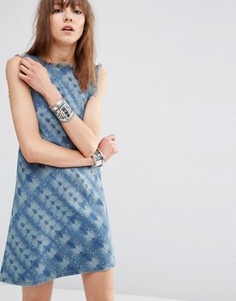 Джинсовое цельнокройное платье с принтом тай-дай ASOS - Мульти