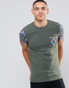 Эластичная футболка с ацтекским принтом на кармане и рукавах ASOS - Зеленый