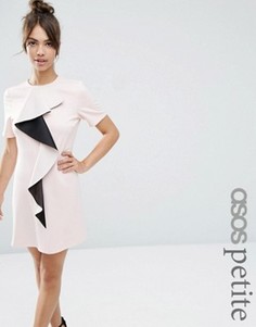 Цельнокройное платье с оборкой ASOS PETITE - Розовый
