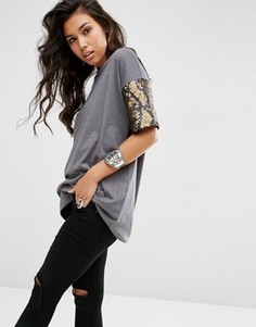 Футболка с камуфляжным узором из пайеток на рукавах ASOS - Мульти