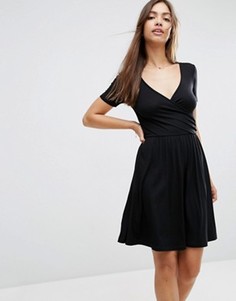 Короткое приталенное платье с короткими рукавами и запахом ASOS - Черный