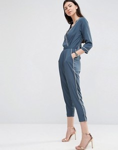 Пижамный комбинезон с запахом, контрастной окантовкой и широкими брюками со складками ASOS - Серый
