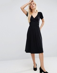 Короткое приталенное платье с короткими рукавами и запахом ASOS - Черный