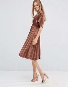Атласное платье‑туника миди с плиссировкой ASOS - Коричневый