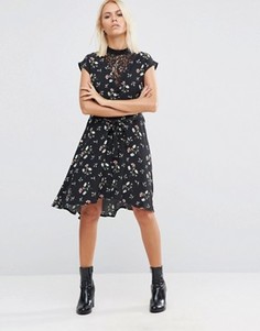 Чайное платье с кружевной вставкой и цветочным принтом ASOS - Мульти
