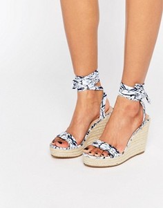 Босоножки на танкетке с завязками на ноге ASOS TALENT - Белый