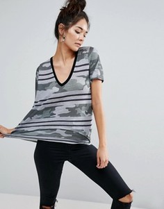 Футболка в полоску с камуфляжным принтом ASOS - Мульти